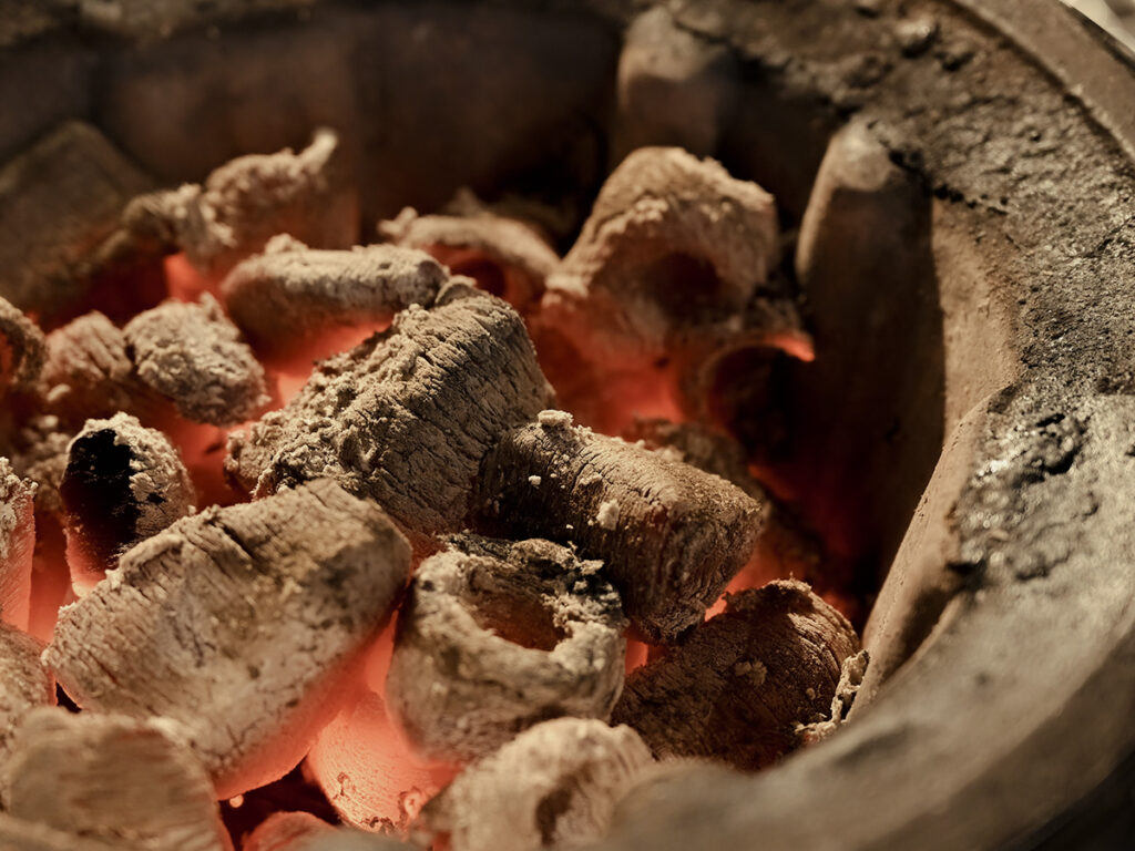 極上肉の魅力を開花させる 「炭火焼き」